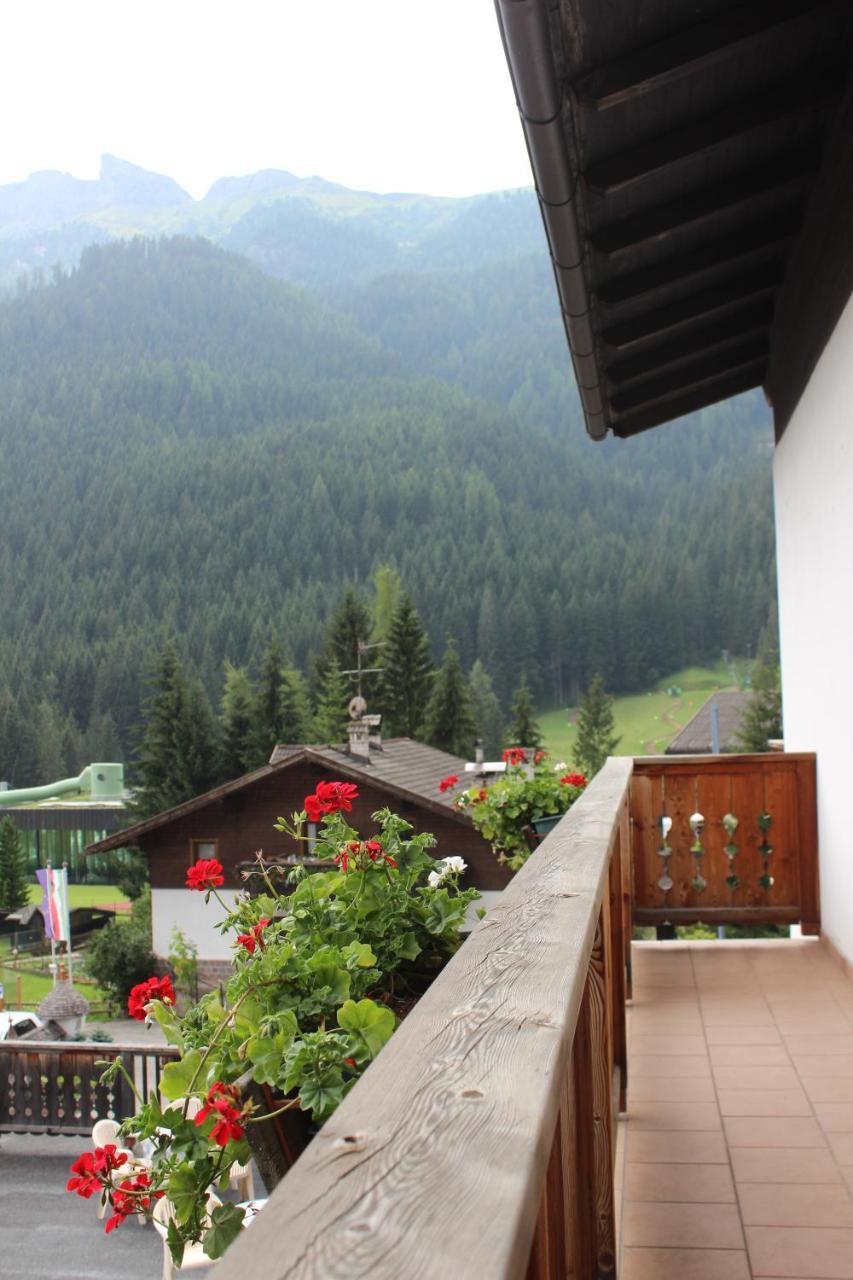 Garni Hirsch Hotel Canazei Buitenkant foto